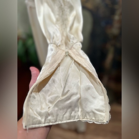 EUC vintage 1970’ victorian Gunne Sax gown 
 Elegant Cream Lace. - Picture 8 of 14